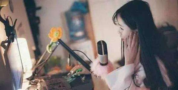 因还不上网贷，网络红人欲直播自杀，网贷套路深，何时取缔？