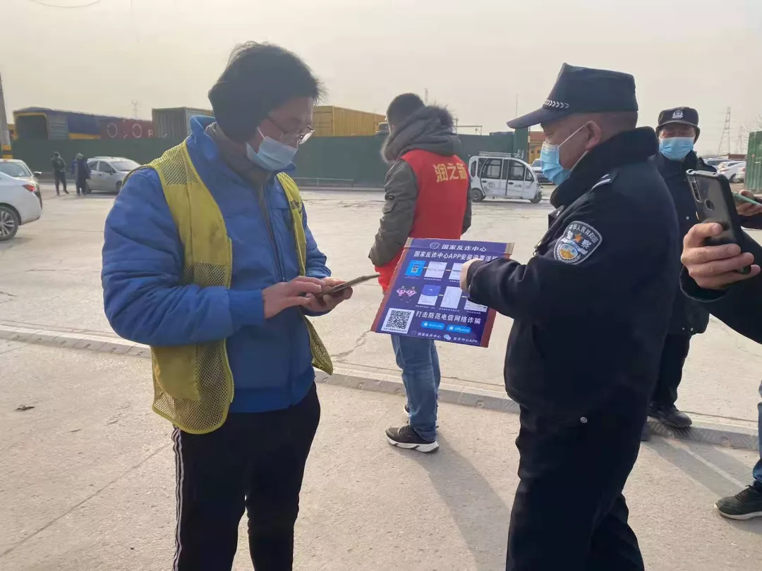 男子申请网贷6万元一直审批不过，客服让他先交1万8后求助民警