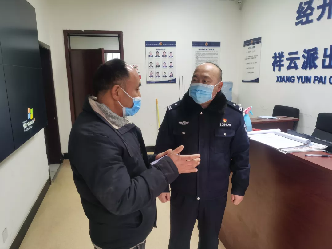 男子申请网贷6万元一直审批不过，客服让他先交1万8后求助民警