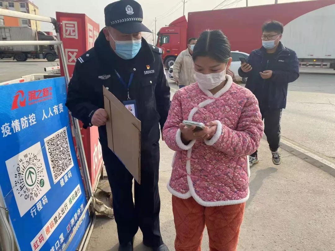 男子申请网贷6万元一直审批不过，客服让他先交1万8后求助民警